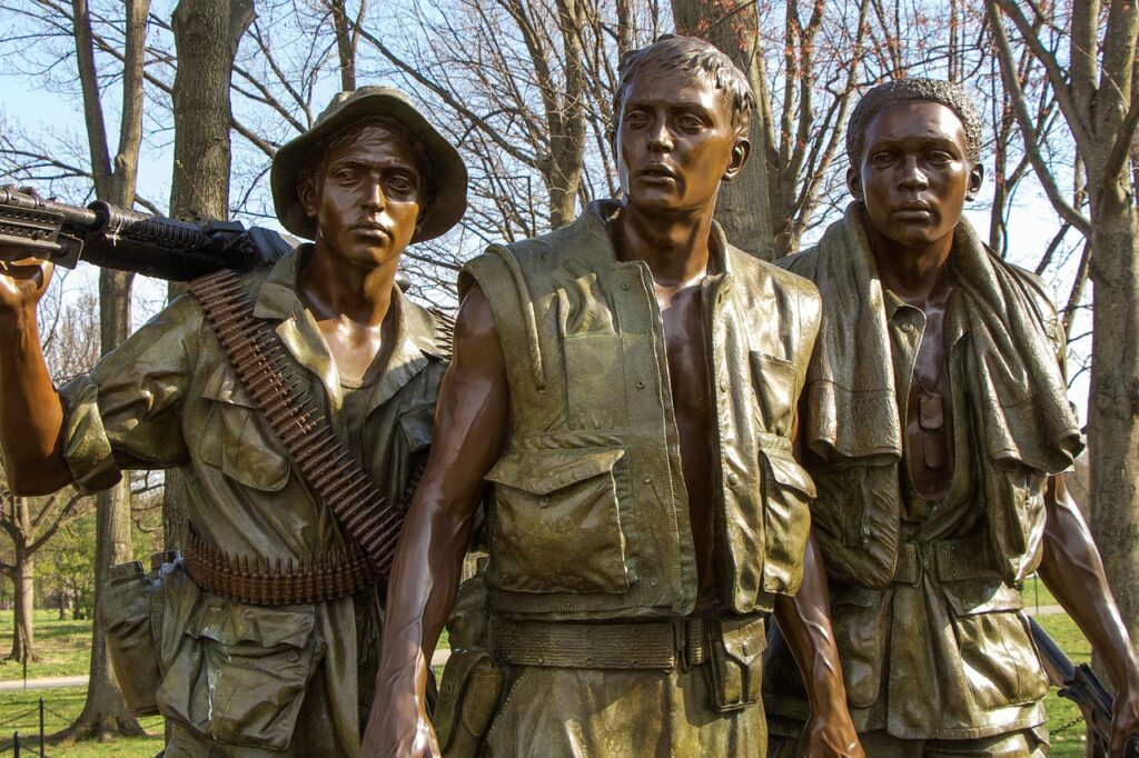 vietnam memorial, soldiers, bronze